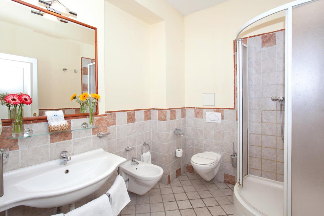 Hotel Tivoli Прага Екстериор снимка
