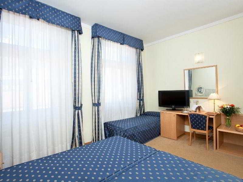 Hotel Tivoli Прага Екстериор снимка