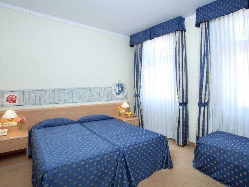 Hotel Tivoli Прага Екстериор снимка