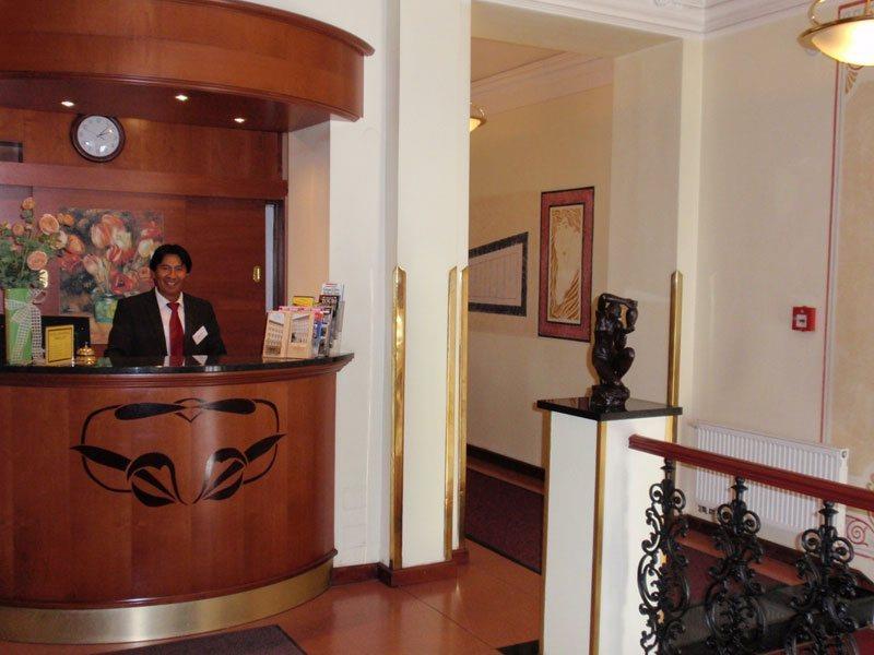 Hotel Tivoli Прага Екстериор снимка