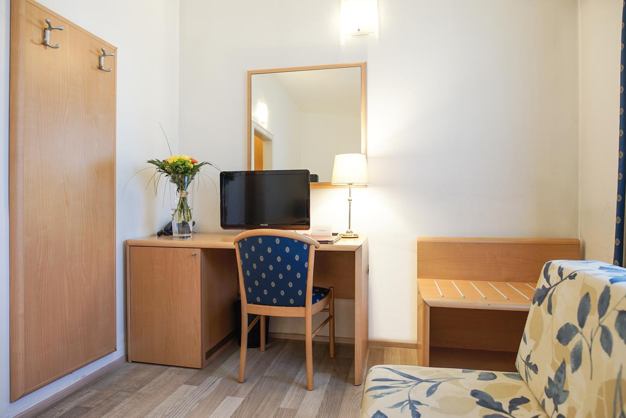 Hotel Tivoli Прага Екстериор снимка