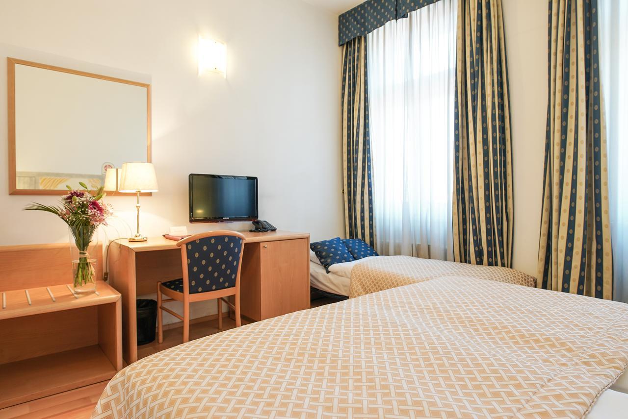Hotel Tivoli Прага Екстериор снимка