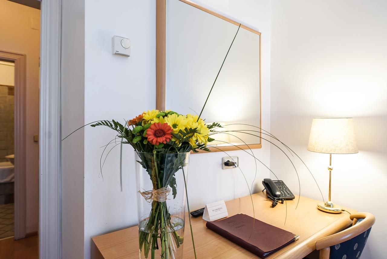 Hotel Tivoli Прага Екстериор снимка