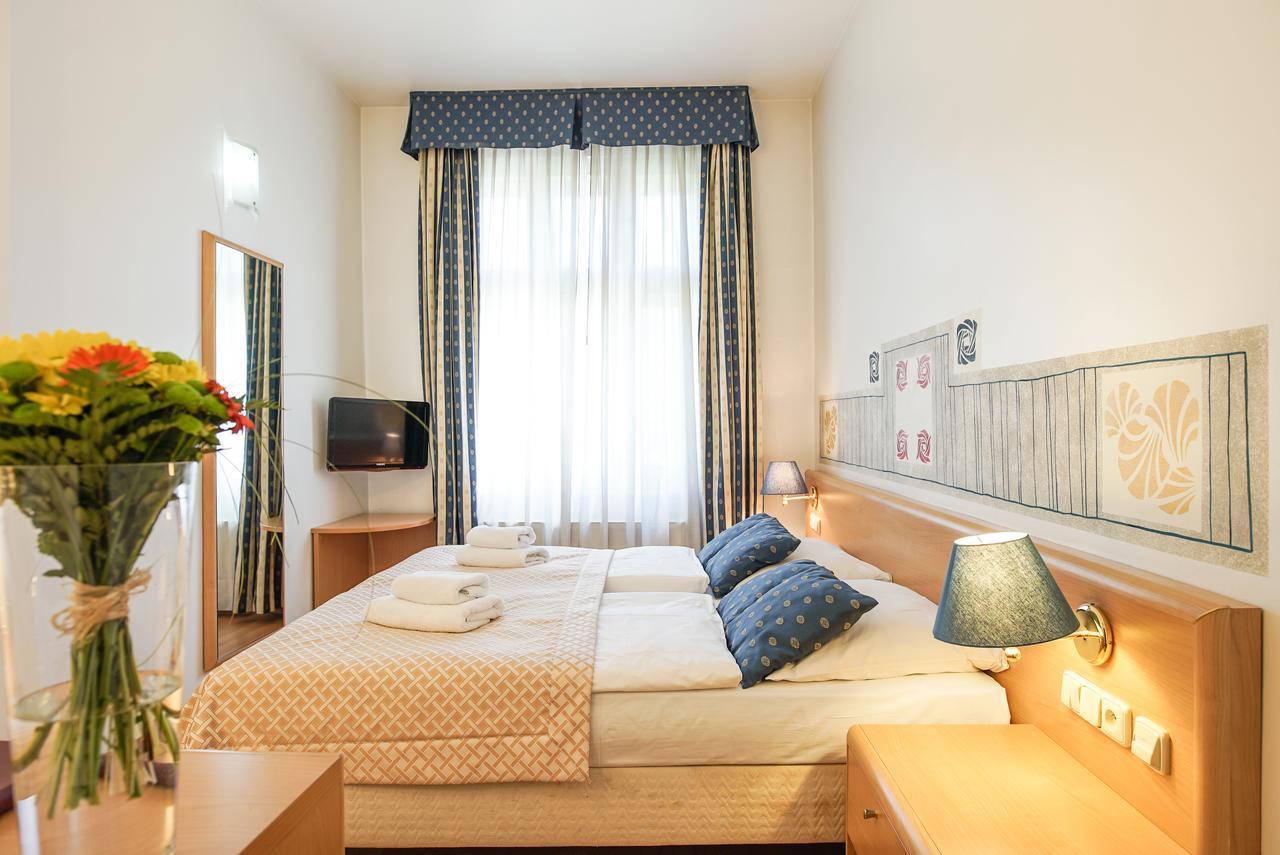 Hotel Tivoli Прага Екстериор снимка