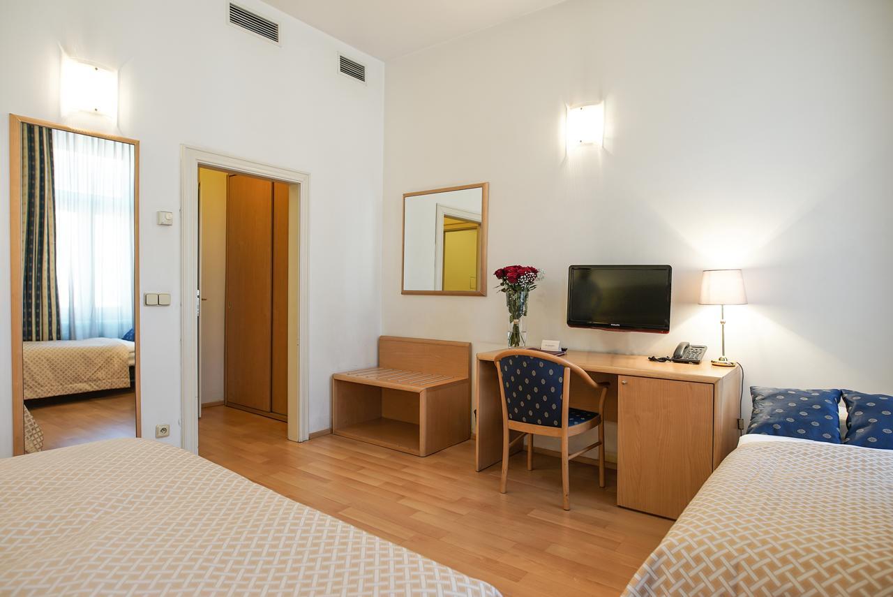 Hotel Tivoli Прага Екстериор снимка
