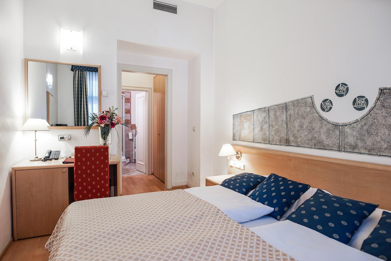 Hotel Tivoli Прага Екстериор снимка