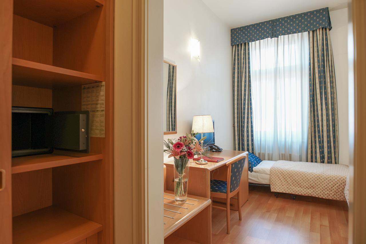 Hotel Tivoli Прага Екстериор снимка
