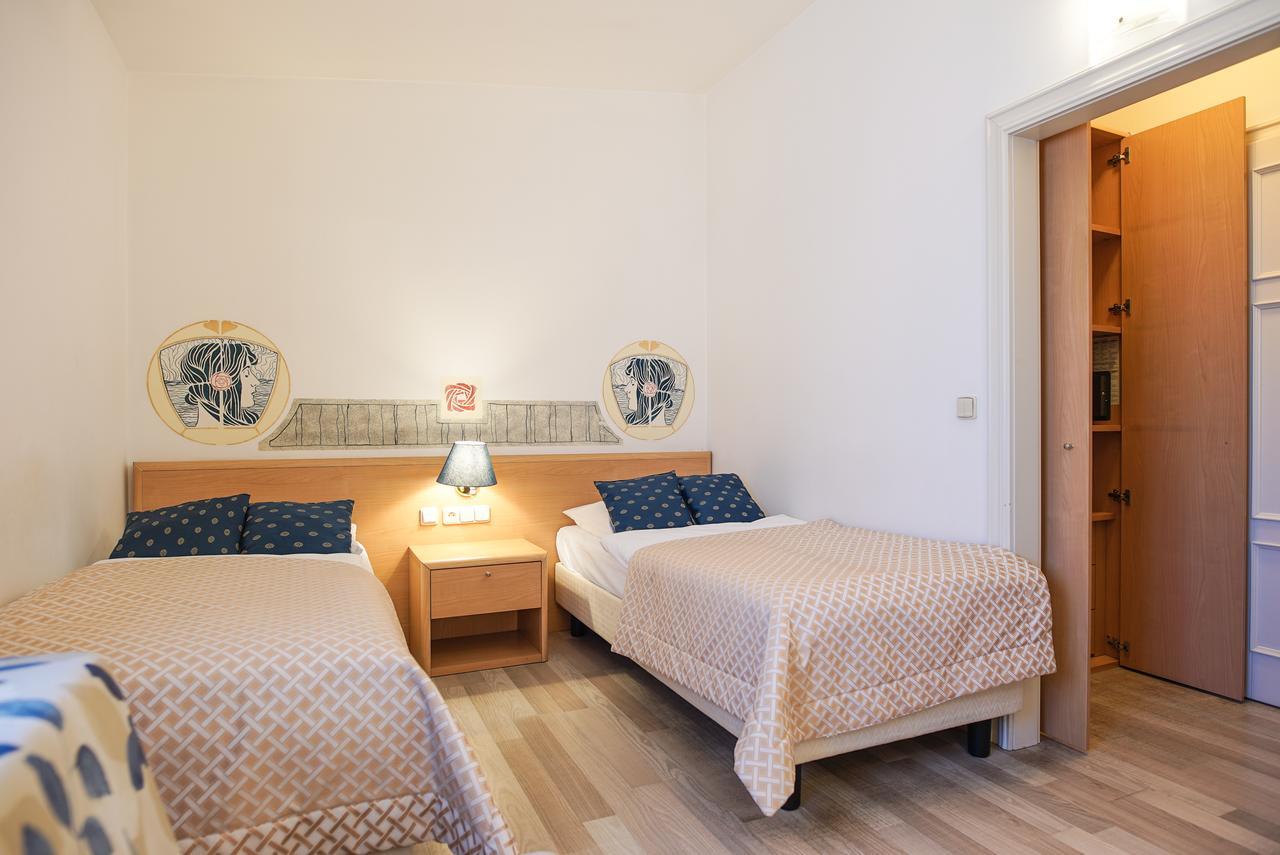 Hotel Tivoli Прага Екстериор снимка