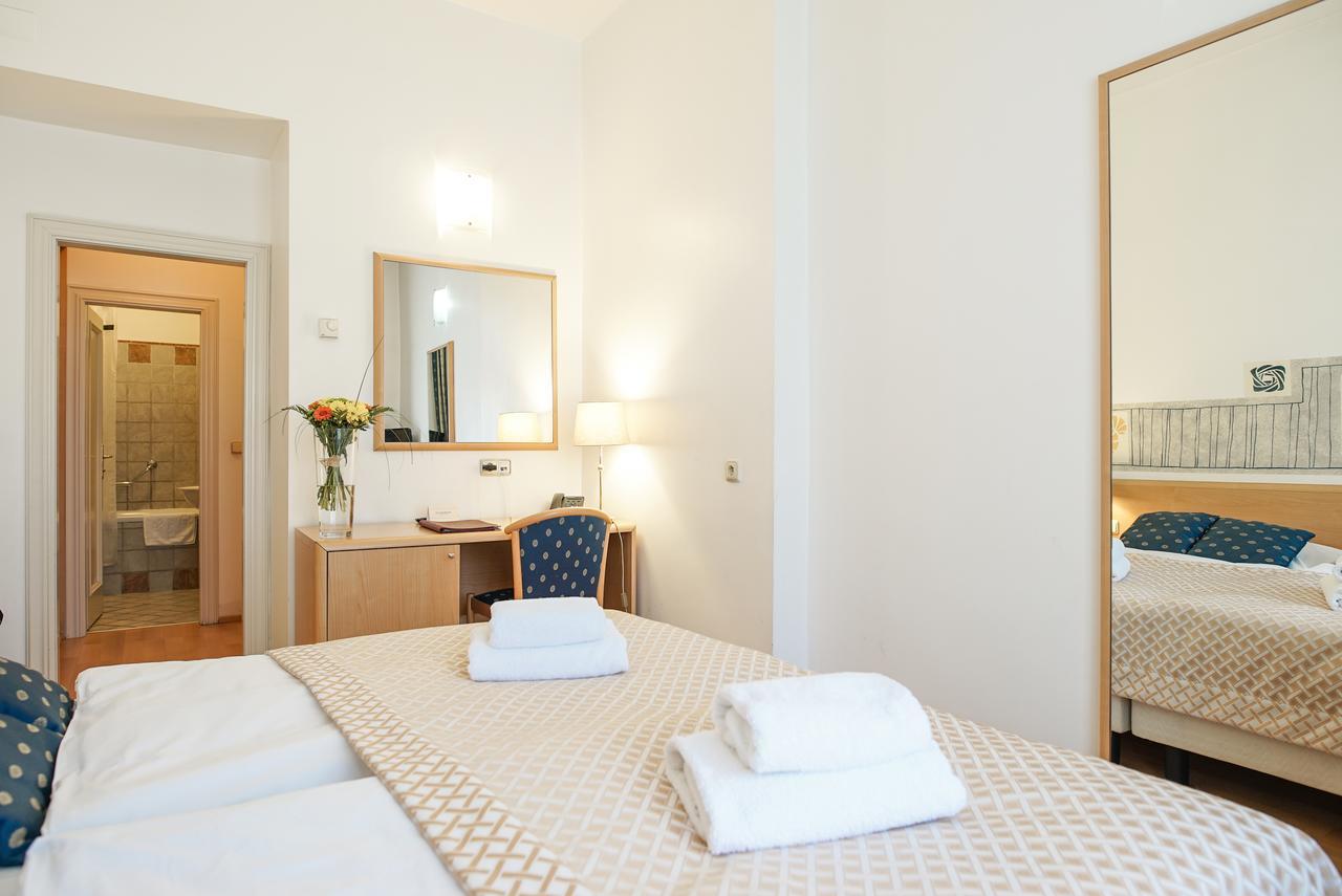 Hotel Tivoli Прага Екстериор снимка