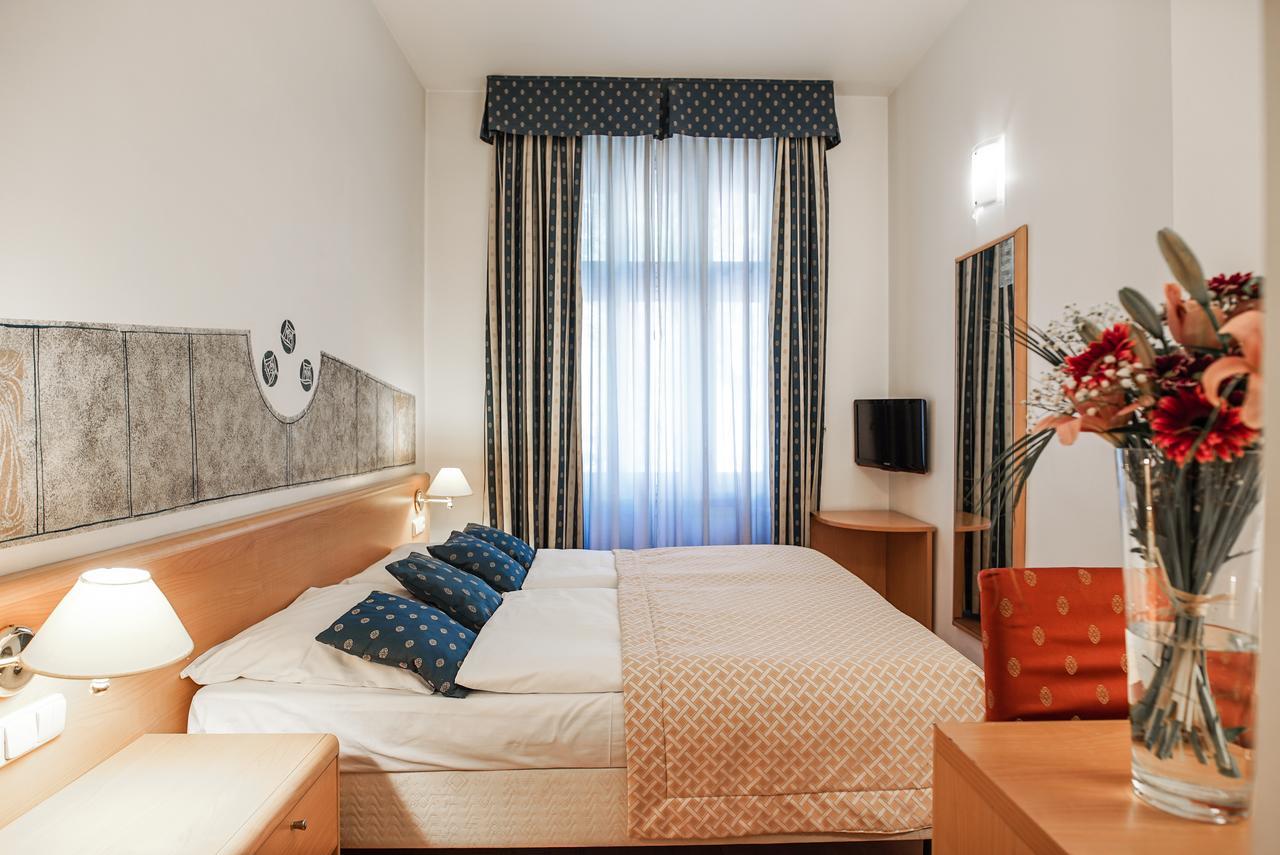 Hotel Tivoli Прага Екстериор снимка