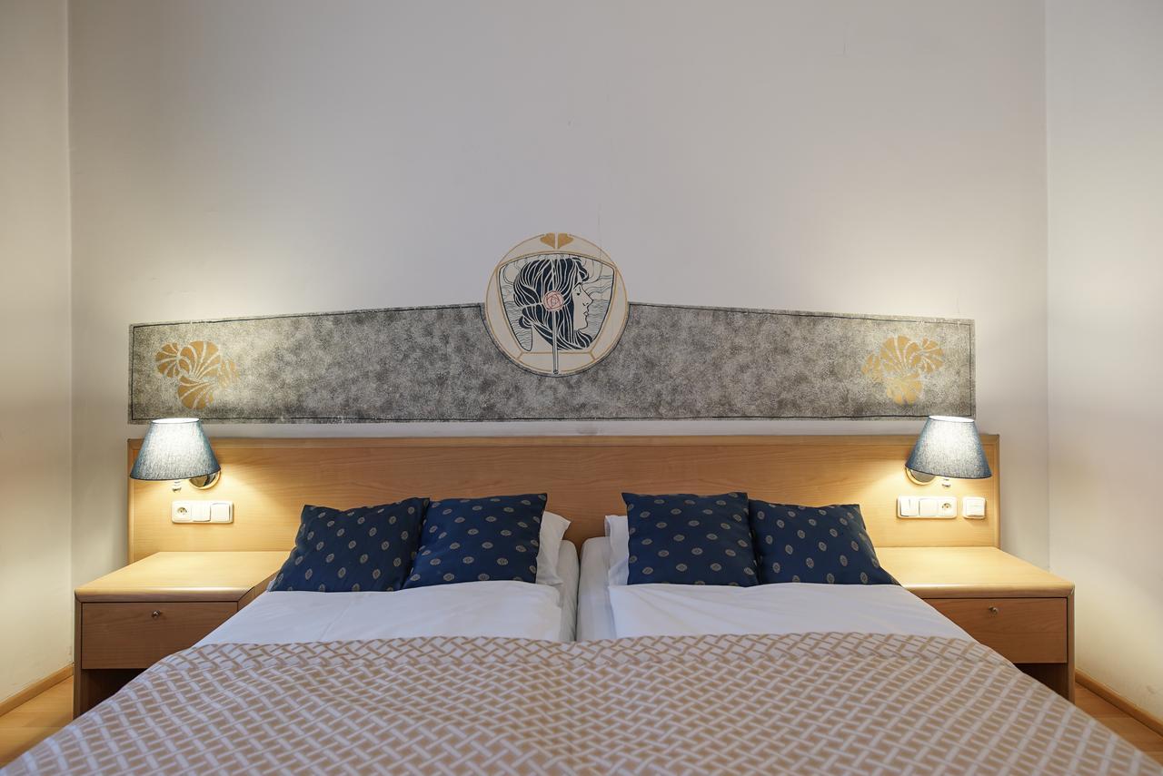 Hotel Tivoli Прага Екстериор снимка